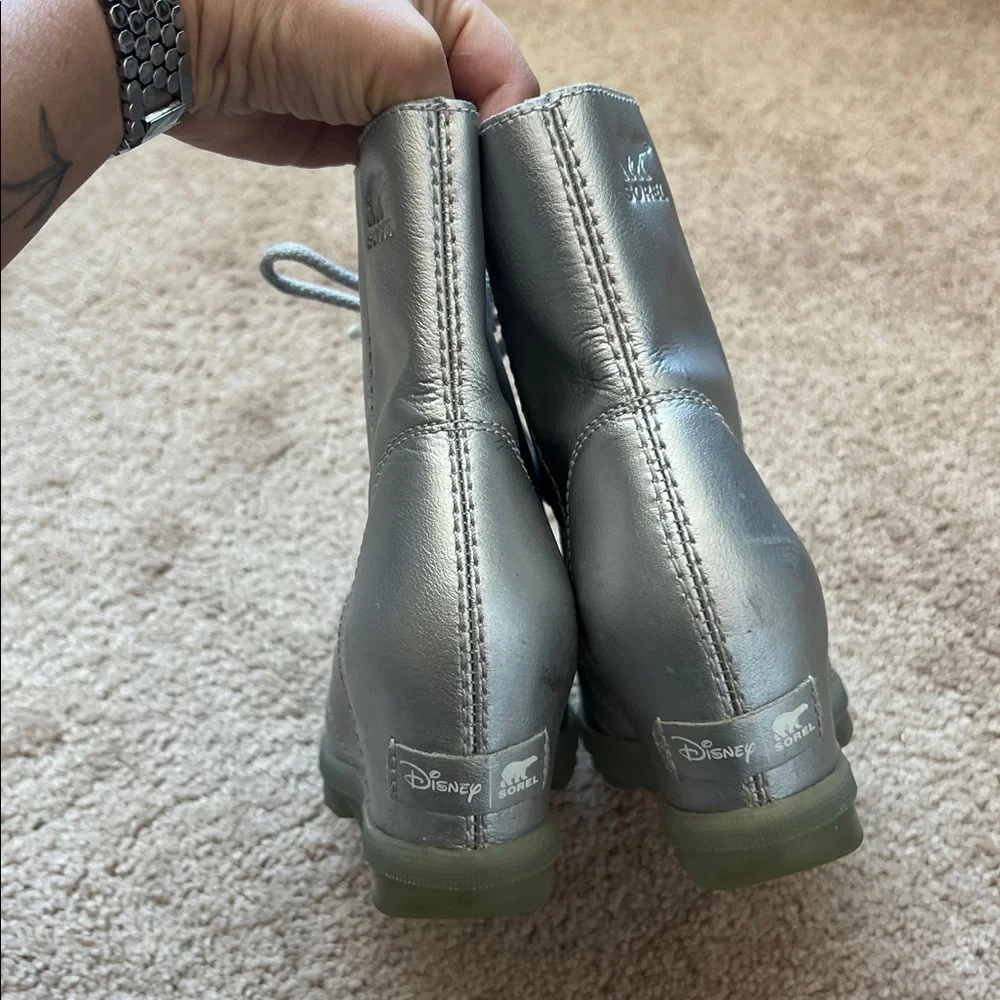Sorel/Disney Collab “Frozen” Silver Joan of Arctic Wedge II Boots